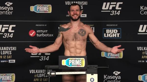 Волкановски снова чемпион UFC! Хорош даже в 36