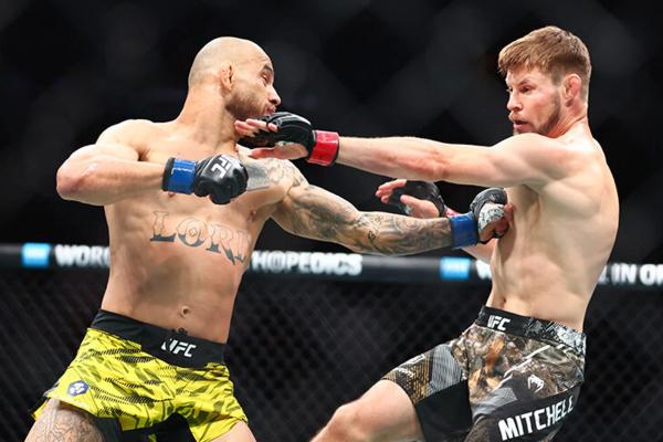 Настоящий пес UFC – безумец из Бразилии задушил соперника, а потом залез на клетку и загавкал