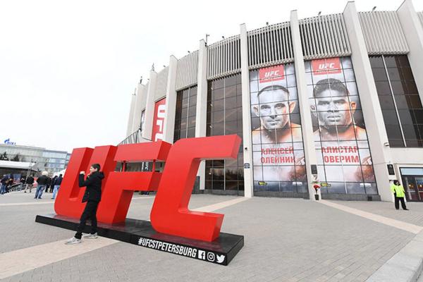 Какими были турниры UFC в России: 22 000 в «Олимпийском», гимн СССР, Кадыров и Ротенберг на трибунах