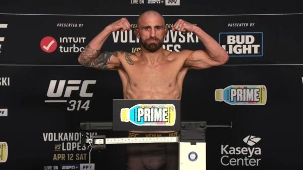 Волкановски снова чемпион UFC! Хорош даже в 36