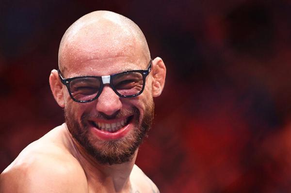 Настоящий пес UFC – безумец из Бразилии задушил соперника, а потом залез на клетку и загавкал