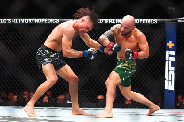 Забыли про Волкановски? А он снова чемпион UFC: чуть не улетел в нокаут и может встретиться с Евлоевым