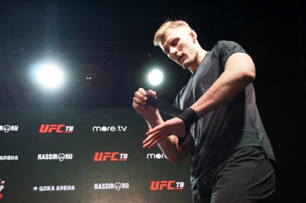 Какими были турниры UFC в России: 22 000 в «Олимпийском», гимн СССР, Кадыров и Ротенберг на трибунах