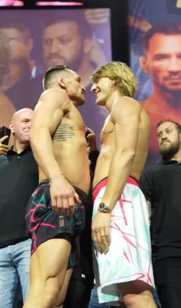 Волкановски снова чемпион UFC! Хорош даже в 36