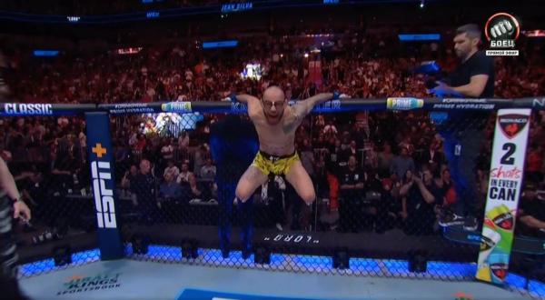 Настоящий пес UFC – безумец из Бразилии задушил соперника, а потом залез на клетку и загавкал