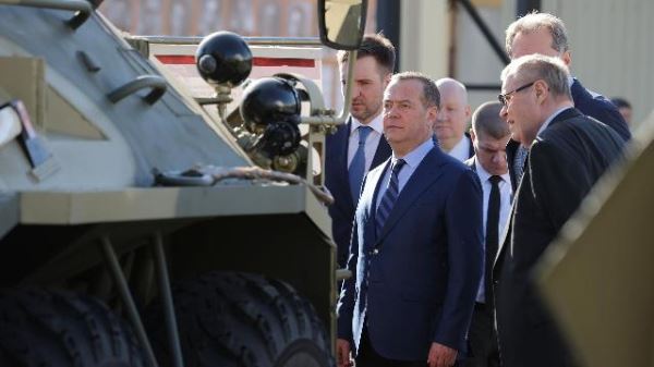 Медведев назвал труд ремонтников военной техники героическим