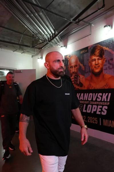Волкановски снова чемпион UFC! Хорош даже в 36