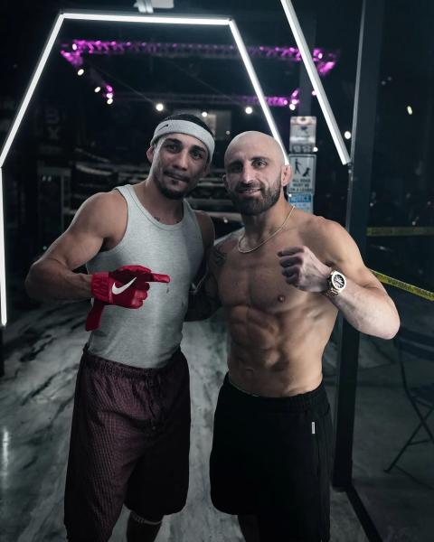 Волкановски снова чемпион UFC! Хорош даже в 36
