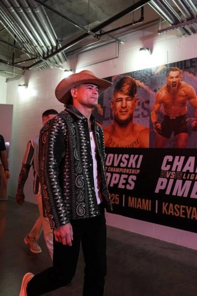 Волкановски снова чемпион UFC! Хорош даже в 36