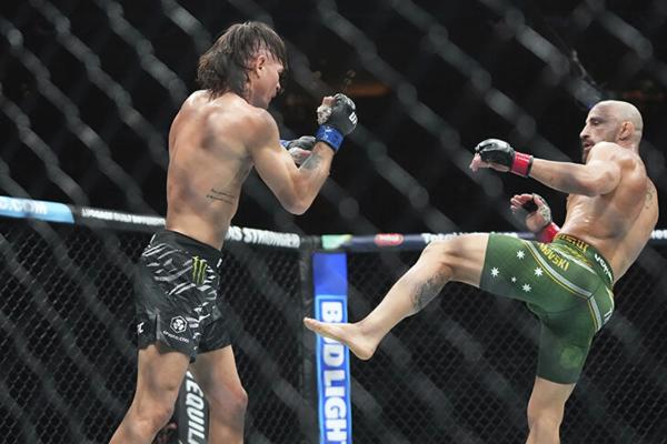 Забыли про Волкановски? А он снова чемпион UFC: чуть не улетел в нокаут и может встретиться с Евлоевым