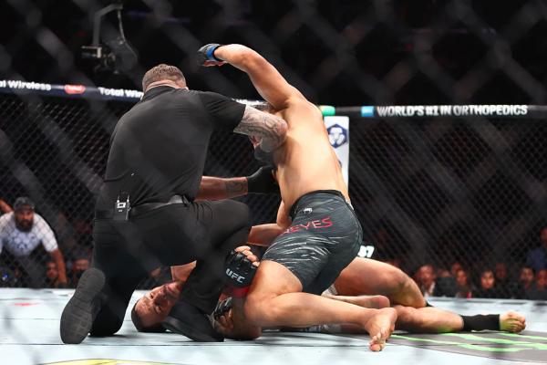 Волкановски снова чемпион UFC! Хорош даже в 36