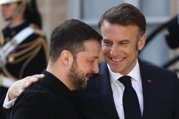 Макрон считает невозможным обсуждать урегулирование на Украине без перемирия