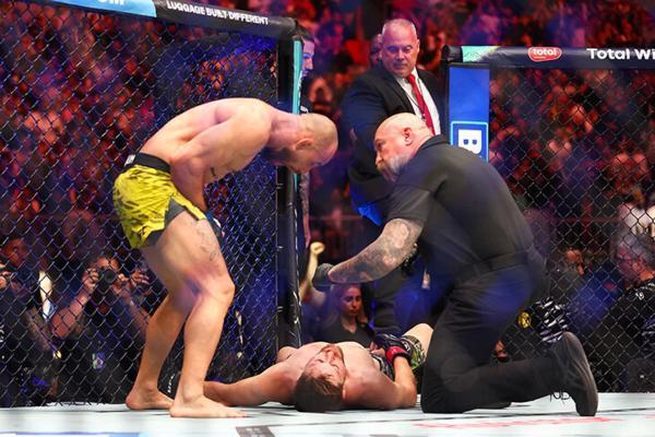 Настоящий пес UFC – безумец из Бразилии задушил соперника, а потом залез на клетку и загавкал
