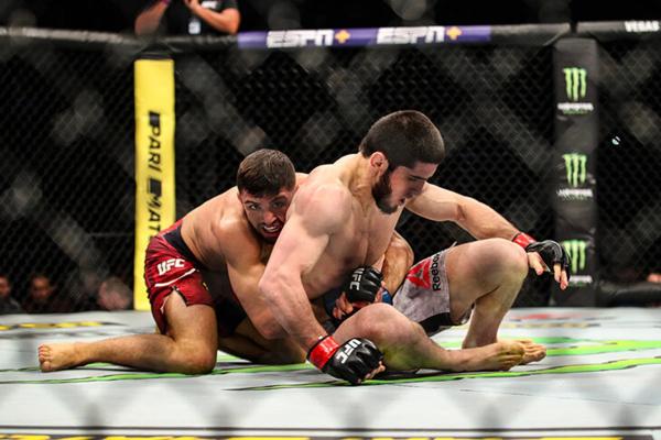Какими были турниры UFC в России: 22 000 в «Олимпийском», гимн СССР, Кадыров и Ротенберг на трибунах