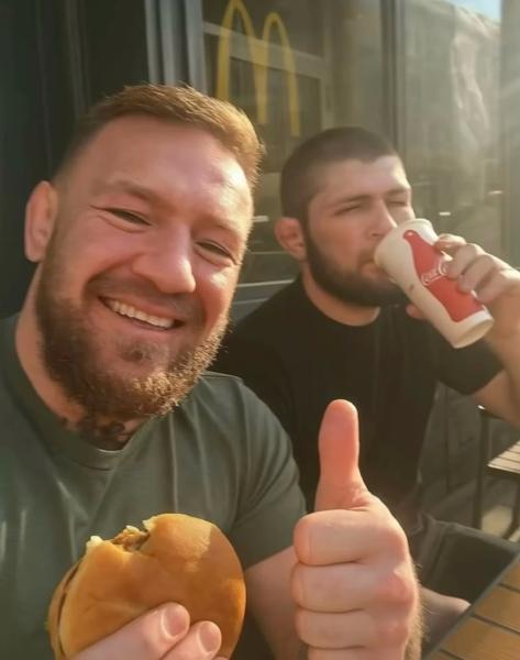 Хабиб и Конор &ndash; друзья в параллельной реальности: ИИ показал их совместные фото 🤣🔥