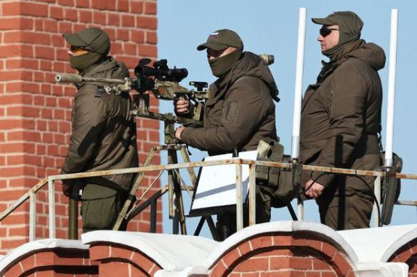 «Вплоть до зенитчиков на крышах». Как может быть усилена оборона Москвы на 9 Мая