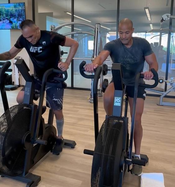 Фитнес-киборг и бывший спецназовец спасает карьеры звезд UFC. Бойцы блюют на его тренировках